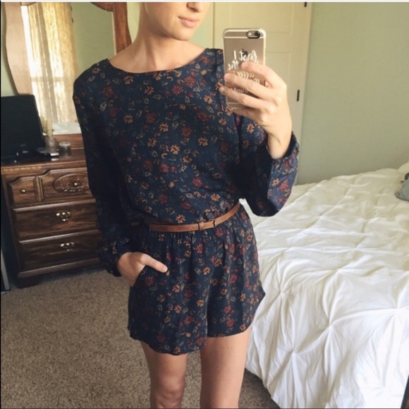 Open-Back Long Sleeve Floral Romper - Picture 4 of 6